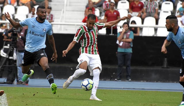 O Fluminense foi derrotado pelo Grêmio por 1 a 0, neste domingo, no Estádio Nilton Santos. O gol sofrido no último lance da partida interrompeu a sequência de bons resultados do Tricolor. O principal destaque do time comandado por Marcelo Oliveira foi Everaldo. Marcos Junior, que entrou no segundo tempo, também criou boas oportunidades que poderiam ter decidido o jogo. Confira a seguir as notas do LANCE! (Por João Mércio)