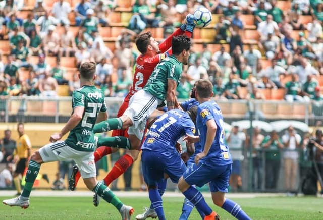 A série de oito jogos sem perder do Cruzeiro no Brasileiro acabou na manhã deste domingo, na derrota por 3 a 1 para o Palmeiras no Pacaembu. Mano Menezes usou um time misto, visando duelo com Boca no meio de semana pela Liberta, mas não funcionou. Confira as notas&nbsp;