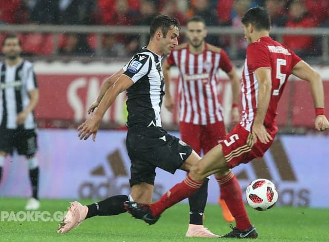 Brasileiro Mauricio em ação com a camisa do PAOK