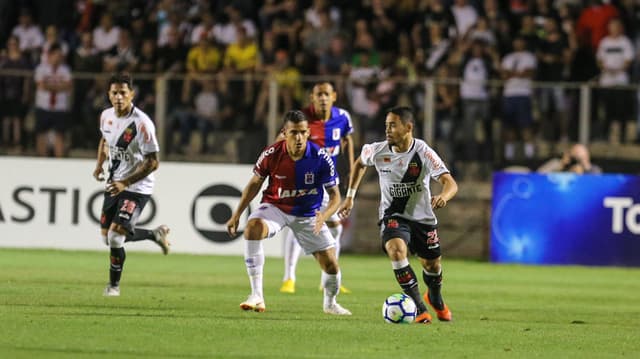 Confira a seguir a galeria especial do LANCE! com imagens do empate do Vasco com o Paraná na noite desta segunda-feira