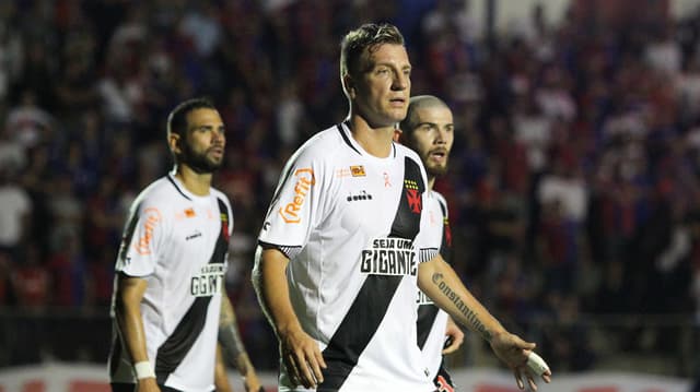 O Vasco ficou no empate em 1 a 1 com o Paraná, nesta segunda-feira, pela 27ª rodada do Brasileirão. O melhor em campo pelo Cruz-Maltino foi Maxi López, que conseguiu fazer boas jogadas e ainda fez o gol da equipe. Confira as notas do LANCE! (por João Mércio Gomes)&nbsp;