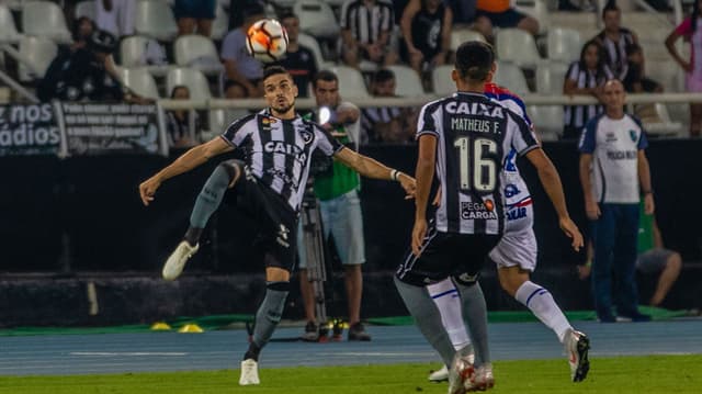 Botafogo x Bahia: as imagens do duelo no Nilton Santos