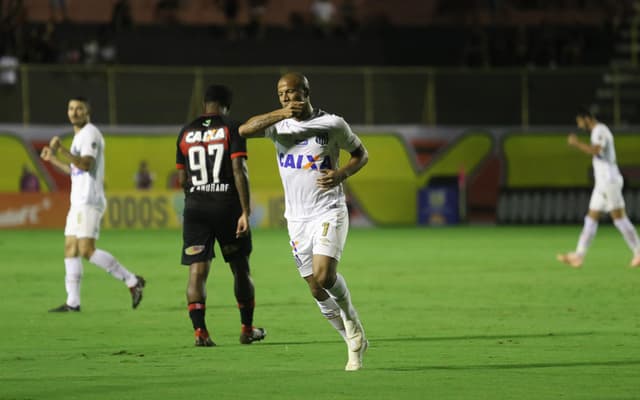 Em alta no Brasileirão, o Santos bateu o Vitória por 1 a 0, no Barradão, e foi para o sétimo lugar na competição.&nbsp;Carlos Sánchez marcou o gol da vitória e foi o principal nome do Peixe. Veja as notas para os jogadores do Santos no jogo (Por Alê Guariglia - superraiox@lancenet.com.br)