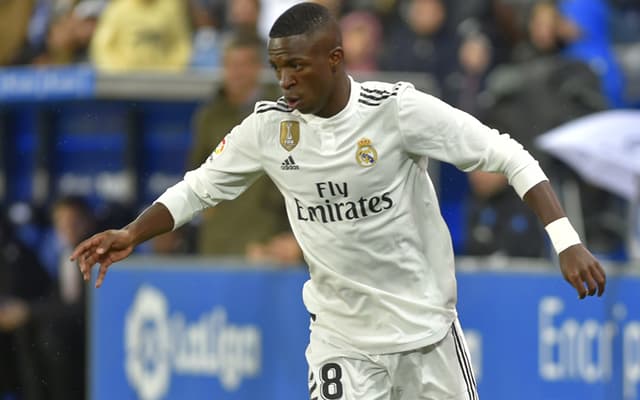 Oficialmente integrado ao Real Madrid desde o dia 20 de julho, quando foi apresentado pelo clube, Vinícius Júnior se envolveu em um polêmico episódio dentro de campo neste domingo. Em partida realizada em Vigo, contra o Celta B, o jogador, que estava atuando pelo Real Castilla, marcou o gol de empate para os merengues aos 38 minutos do segundo tempo e, por simulação de falta, acabou sendo expulso aos 41 minutos após levar o segundo cartão amarelo na partida válida pela terceira divisão espanhola. Relembre a trajetória do brasileiro desde sua chegada à Madri.<br>