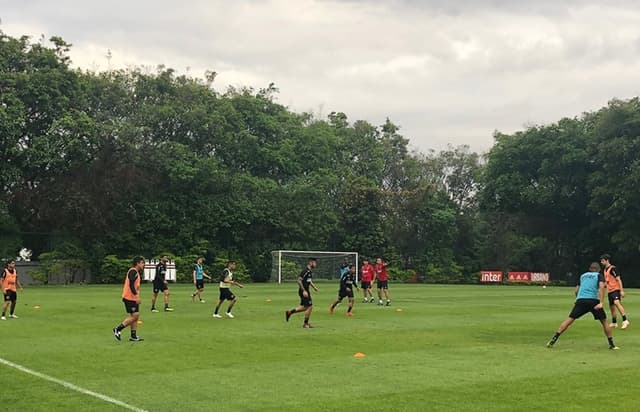 Elenco do São Paulo durante treinamento na tarde desta segunda-feira no CT da Barra Funda