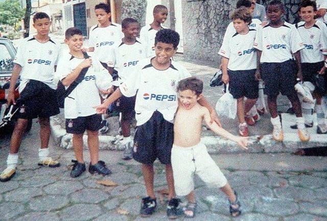 Lucas Moura tem 26 anos e começou sua carreira em uma escolinha em Diadema, em São Paulo, onde recebeu o apelido de Marcelinho, devido sua semelhança física com Marcelinho Carioca. Ele ainda passou por mais uma escolinha em São Caetano do Sul, antes de chegar ao Corinthians. Sim, Corinthians. <br>