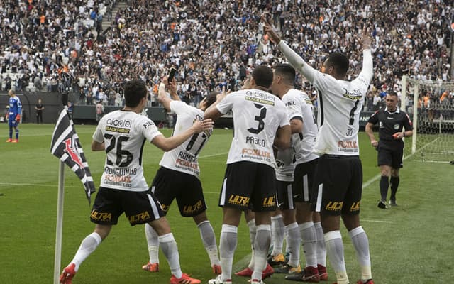 Apenas quatro pontos separam Palmeiras e Flamengo, que se enfrentam neste sábado, às 19 horas, no Macaranã, pela 31ª rodada. A nove partidas do fim da competição, uma vitória para qualquer lado pode aproximar a equipe de um possível título. Sendo assim, o LANCE! listou as principais 'finais antecipadas' do Campeonato Brasileiro na era dos pontos corridos. Desses jogos, apenas duas equipes perderam esses duelos e terminaram a competição com a taça. Confira...