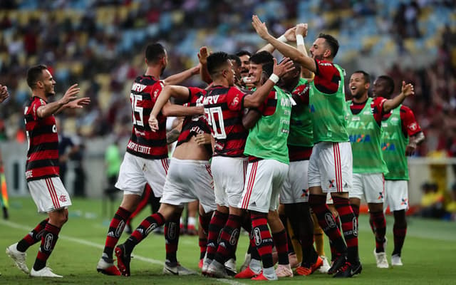 O Flamengo venceu o Fluminense no clássico deste sábado no Maracanã e segue na cola do líder Palmeiras. Com dois gols de Fernando Uribe, o Rubro-Negro não deu chances ao rival. Quem se destacou também foi Vitinho, com duas assistências no 3 a 0. Confira, a seguir, as notas do LANCE! (Por Sergio Santana - sergiosantana@lancenet.com.br)