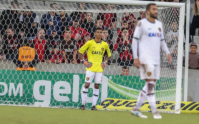 Além de ter sofrido uma goleada por 4 a 0 para o Atlético-PR, o Sport viu o goleiro Magrão lesionar o antebraço e ficar de fora do restante da temporada. A situação aconteceu depois do técnico Milton Mendes ter feito as três substituições. Sendo assim, a equipe precisou improvisar um jogador de linha no gol e Gabriel foi o escolhido. O meia sofreu dois gols e pouco fez embaixo das traves. Essa situação é rara, mas já teve alguns casos marcantes pelo mundo a fora. Relembre alguns jogadores que precisaram ser improvisados como goleiros.