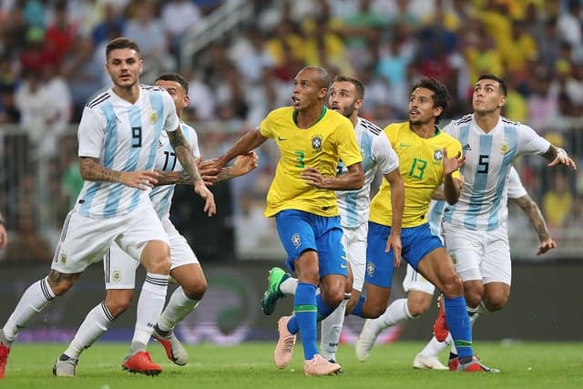 A Seleção Brasileira novamente não fez uma grande atuação. Diante de uma Argentina em processo de renovação, teve dificuldades, criou algumas chances, e só conseguiu vencer com um gol no fim da partida, anotado por Miranda. Além do zagueiro, Marquinhos, Filipe Luís e Arthur foram os que mais se destacaram no Superclássico. Confira as atuações do Brasil (por Sergio Santana - sergiosantana@lancenet.com.br)