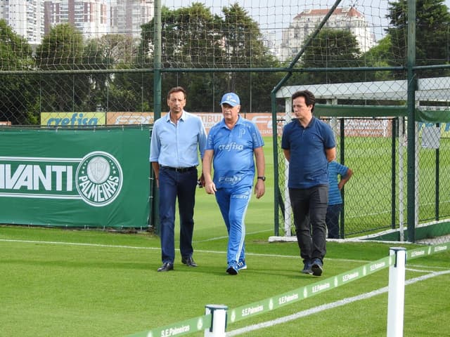 O técnico Fernando Diniz, sem clube, apareceu no gramado da Academia conversando com Felipão