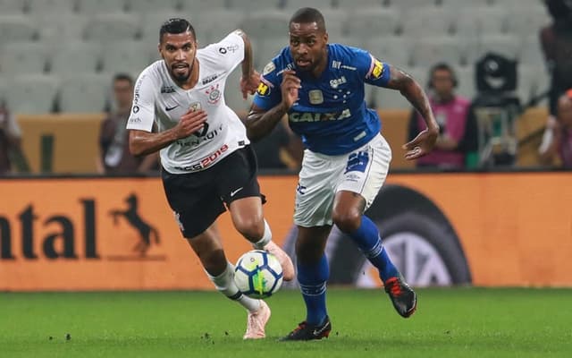 O Corinthians não fez uma grande partida no segundo jogo da final da Copa do Brasil contra o Cruzeiro nesta quarta-feira. O zagueiro Léo Santos viveu uma noite infeliz e acabou comprometendo com falha no primeiro gol da derrota de 2 a 1. O Timão não teve grandes destaques, mas Jadson se salvou com bons passes e um gol de pênalti. (Notas por Marcio Porto)