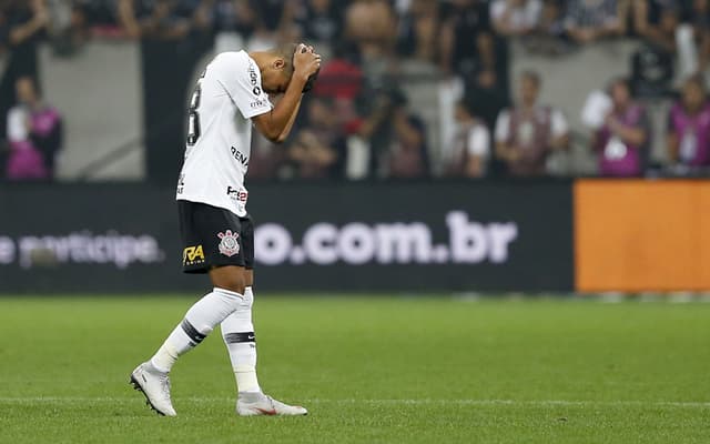 PODE SAIR - Além de perder para o Cruzeiro por 2 a 1, em Itaquera, e ter a confirmação do vice-campeonato da Copa do Brasil, o Corinthians pode ter outra péssima notícia até o fim da temporada: sua principal joia pode estar de saída. Na manhã desta quinta-feira, Will Dantas, empresário de Pedrinho, utilizou seu perfil no Instagram para demonstrar sua irritação com o gol do meia anulado após uso do VAR e declarou que o ciclo do jogador no clube paulista acabou. Mais tarde, ele afirmou que um clube europeu deve fazer uma proposta pelo jovem.<br>