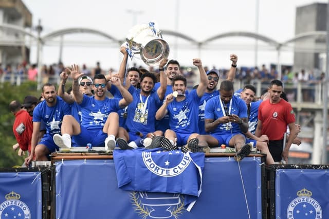 Cruzeirenses celebraram nas ruas o título da Raposa da Copa do Brasil