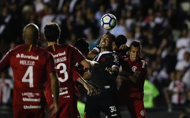 No duelo marcado por polêmicas no apito, o Internacional ficou no empate com o Vasco na noite desta sexta-feira, em São Januário.&nbsp;Jonatan Álvez abre o placar para os gaúchos, mas Maxi López, de pênalti, igualou o marcador. Os destaques do Colorado estiveram na defesa, com Marcelo Lomba e Rodrigo Moledo. Confira, a seguir, as notas do LANCE! (Por&nbsp;Sergio Santana -&nbsp;sergiosantana@lancenet.com.br)