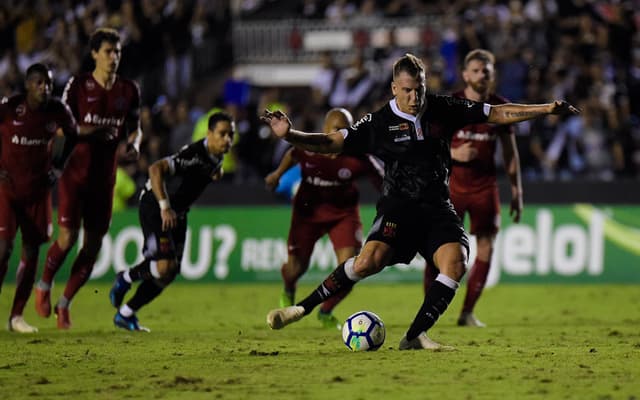 O Vasco ficou no empate de 1 a 1 contra o Inter, na noite desta sexta-feira, em São Januário, pelo Brasileirão. O Cruz-Maltino saiu atrás, mas conseguiu o empate com gol de pênalti de Maxi López, que foi o destaque da equipe. Confira as notas do LANCE! (por Sergio Santana)