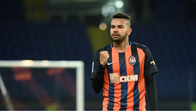 Dentinho celebra vitória do Shakhtar