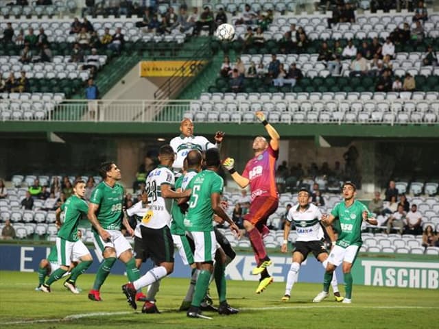 Sistema defensivo do Guarani anulou o ataque do Coritiba no Couto Pereira