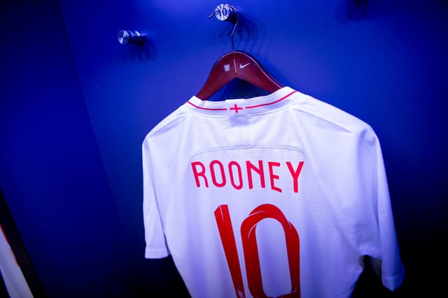 Maior artilheiro da história da seleção inglesa e do Manchester United, Wayne Rooney foi convocado pela última vez na carreira pela Inglaterra para o seu jogo de despedida. Contra os Estados Unidos, Rooney terá a oportunidade de entrar em campo pela última vez em Wembley com a camisa inglesa.<br>LANCE! relembra para você outros jogadores que tiveram jogos de despedida com grandes homenagens por suas seleções. Confira!