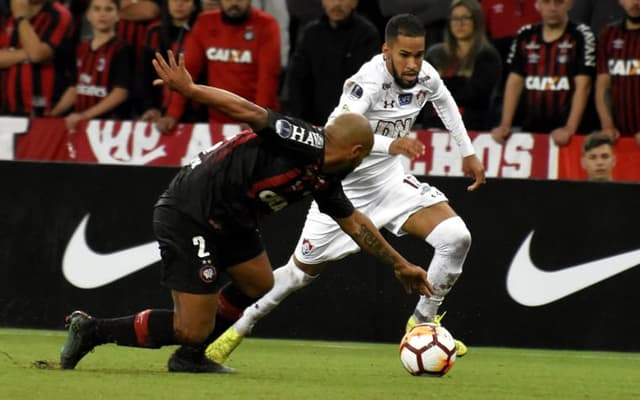 Fluminense e Atlético-PR estão nas semifinais da Copa Sul-Americana e se enfrentam nesta quarta-feira, no Maracanã, em busca de um lugar na decisão. No jogo de ida, na Arena da Baixada, o Furacão levou a melhor e venceu por 2 a 0. O LANCE! vai relembrar as equipes brasileiras que conseguiram alcançar um lugar entre os quatro melhores times da segunda competição mais importante do continente. Confira a seguir!