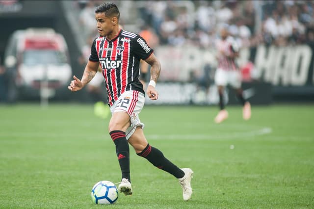 Mesmo atuando com um jogador a mais durante todo o segundo tempo, o São Paulo não saiu de empate por 1 a 1 contra o Corinthians. O Tricolor não foi bem, mas&nbsp;Everton (foto), que saiu do banco após período lesionado, e&nbsp;Liziero foram os melhores do time. Veja notas para o São Paulo (Por Yago Rudá - yago@lancenet.com.br)<br>