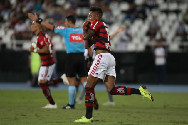 O Flamengo acabou derrotado pelo Botafogo na noite deste sábado, no Nilton Santos, pelo Brasileiro. Um dos jogadores que se salvaram no Rubro-Negro foi Vitinho, autor do gol do time. O goleiro César e o zagueiro Réver não tiveram boas atuações. Confira as notas do LANCE! (por Paulo Victor Reis)