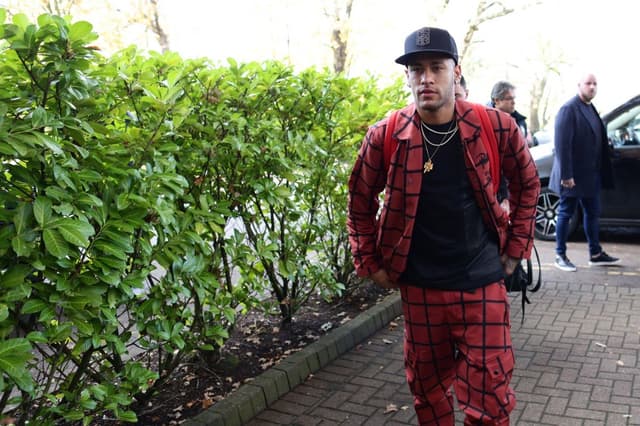 Neymar chama atenção com roupa exótica ao se apresentar na Seleção Brasileira. O atacante do PSG foi um dos jogadores que chegaram na manhã desta segunda-feira