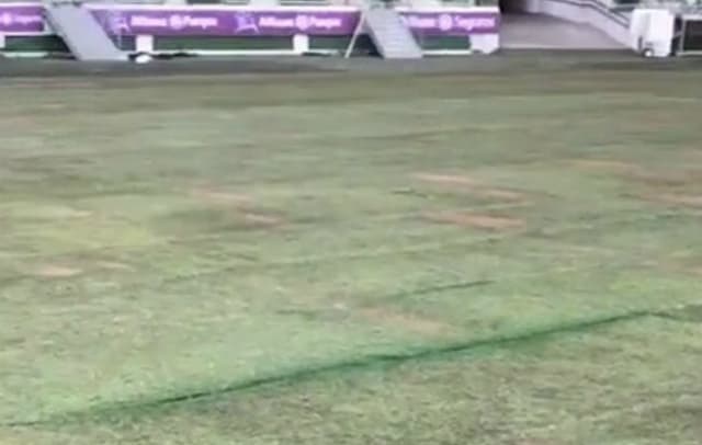 Estão sendo compartilhadas nas redes sociais imagens do campo do Allianz Parque com falhas