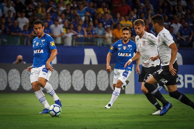 Na derrota por 1 a 0 para o Cruzeiro, no Mineirão, o Corinthians teve o volante Douglas expulso ainda no primeiro tempo e viu Cássio evitar uma derrota por um placar mais elástico. Veja as notas de todos os jogadores abaixo (por Guilherme Amaro):