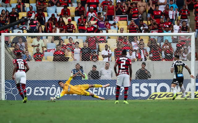 No dia em que completou 123 anos, o Flamengo venceu o Santos por 1 a 0, nesta quinta-feira, no Maracanã, e continuou vivo na briga pelo título brasileiro. Um dos principais responsáveis pela vitória foi o goleiro César, que fez boas defesas e ainda pegou um pênalti perto do fim do jogo. Autor do gol do triunfo, o atacante Henrique Dourado também foi bem avaliado. Confira a seguir as notas do LANCE! (por Sergio Santana)