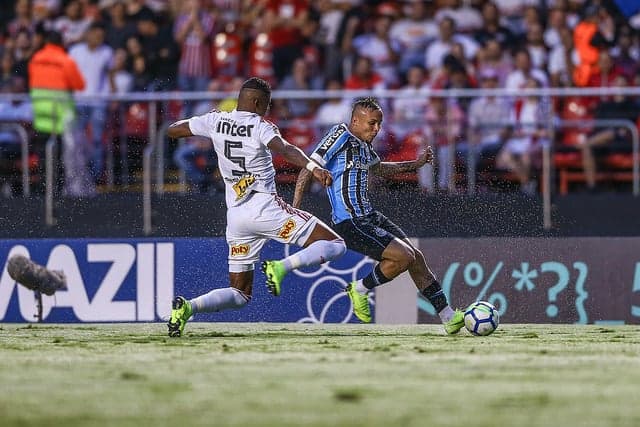 A briga pela última vaga do G4 se mantém intensa. São Paulo e Grêmio ficaram no empate por 1 a 1, no Morumbi, e continuam com a mesma pontuação. Ambos com 59 pontos. Mas, nesta noite a equipe gaúcha foi melhor e obrigou o zagueiro Arboleda a fazer uma grande partida, desarmando, evitando gol e chegando com perigo ao ataque. Confira as notas dos jogadores (Por Vitor Chicarolli - vitordomingues@lancenet.com.br)