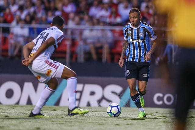 A briga pela última vaga do G4 se mantém intensa. São Paulo e Grêmio ficaram no empate por 1 a 1, no Morumbi, e continuam com a mesma pontuação. Ambos com 59 pontos. Mas, nesta noite a equipe gaúcha foi melhor e Everton fez uma grande partida. Além de marcar o gol do Grêmio, incomodou a defesa do São Paulo e levou perigo ao gol adversário.&nbsp;Confira as notas dos jogadores (Por Vitor Chicarolli - vitordomingues@lancenet.com.br)<br>