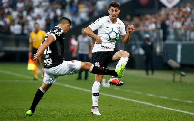 Vasco e Corinthians entram em campo neste sábado, às 19h, em partida válida pela 3ª Rodada do Brasileirão-2019. Apesar de o confronto atual não ser tão decisivo, em um passado recente esses dois clubes travaram batalhas épicas, valendo título mundial, inclusive. Confira abaixo: