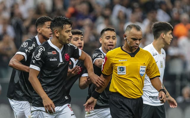 Árbitro Wilton Pereira Sampaio se envolveu em confusões na derrota do Vasco para o Corinthians neste sábado. Veja galeria L!