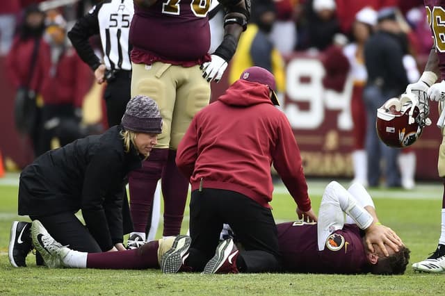 Alex Smith após sofrer a lesão