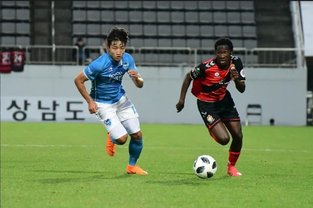 Negueba em ação com a camisa do Gyeongnam