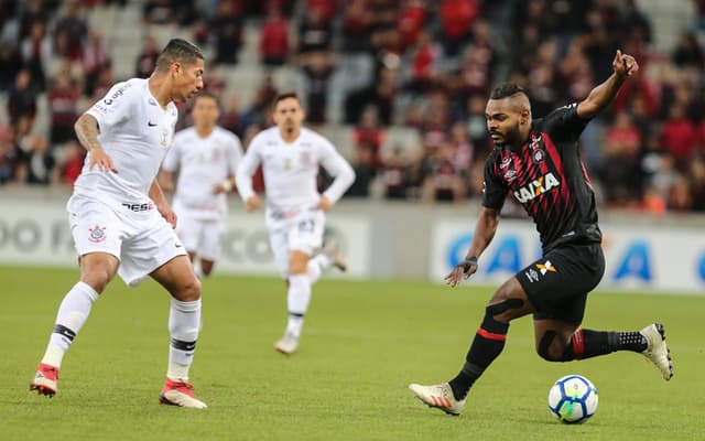 O Corinthians teve uma atuação apenas razoável e acabou sendo derrotado pelo Atlético-PR nesta quarta-feira na Arena da Baixada por 1 a 0. O goleiro Cássio fez diversas defesas, impedindo um placar mais elástico e se destacou positivamente. Do outro lado, novamente Danilo Avelar deixou a desejar e poderia até ser expulso, dada a quantidade de faltas bobas. Araos entrou bem no segundo tempo. Já o Atlético-PR contou com boas jogadas de seus pontas e uma defesa arrumada. (Notas por Marcio Porto)