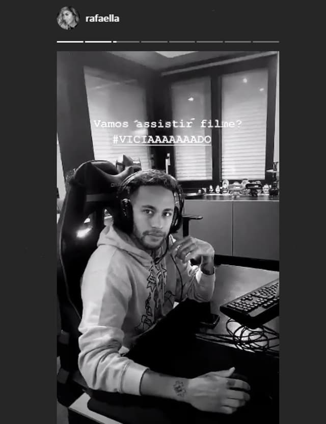 Neymar jogando vídeo game