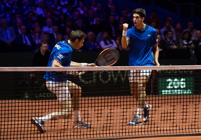 Nicolas Mahut e Pierre Hugues Herbert celebram ponto