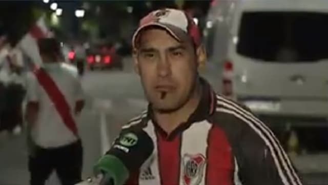 Torcedor do River Plate na saída do Monumental