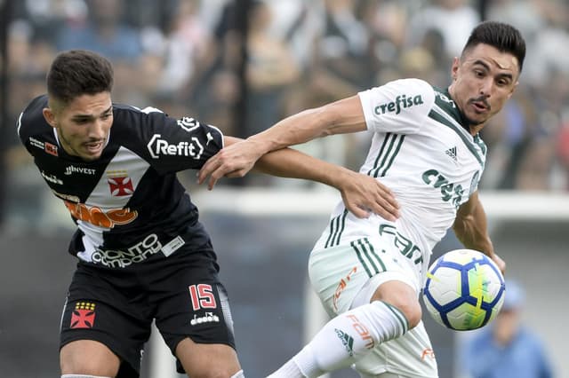 Na jogada que gerou o gol do título brasileiro do Palmeiras, no último domingo, o atacante Willian acabou rompendo ligamento do joelho direito e ficará de seis a oito meses sem poder atuar. Foi mais um caso de lesão séria nesta temporada do futebol brasileiro. Confira outras na próximas imagens!