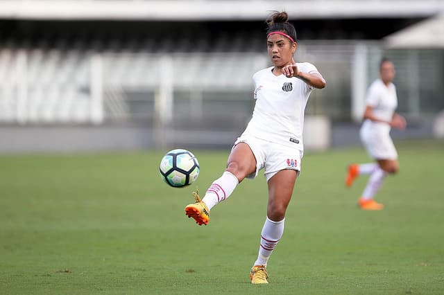 Maurine, jogadora do Santos e ex-Seleção