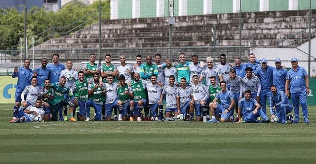 Jogadores e comissão técnica se juntaram para tirar foto no final do último treino no ano