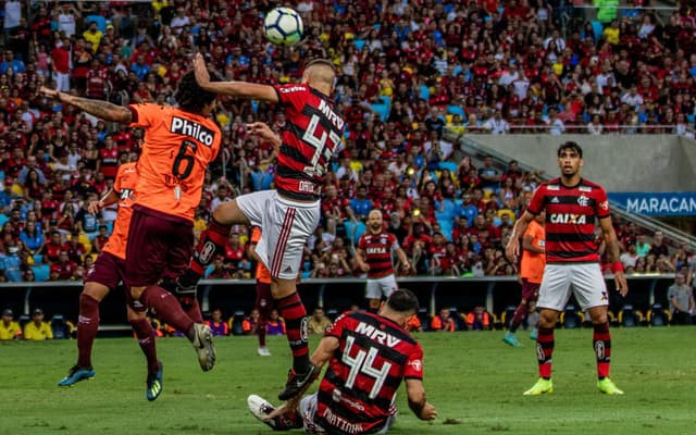 Era uma noite que prometia festa. Recorde de público na temporada, despedida de Paquetá e um adversário que está com a cabeça em outra competição. No entanto, mais uma vez o Flamengo decepcionou o torcedor. Apesar de ter saído na frente do placar, levou a virada no segundo tempo. Na atuação da equipe, Diego e Rhodolfo se salvaram. Confira a análise do LANCE! (por Barbara Mendonça -&nbsp;barbaramendonca@lancenet.com.br)