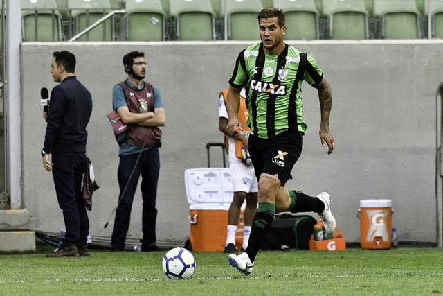 Com o rebaixamento do América-MG no último domingo, o atacante Rafael Moura se tornou o jogador com mais quedas na história dos pontos corridos. Além deste ano, o centroavante também caiu com Vitória em 2004, Paysandu em 2005, Goiás em 2010 e Figueirense em 2016