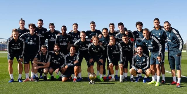 Modric e companheiros de Real Madrid com o troféu Bola de Ouro