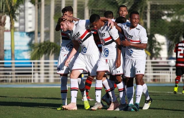 Garotos do Tricolor comemoram um dos gols anotados contra o Flamengo. Vitória foi construída no primeiro tempo do duelo