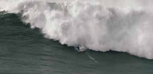 Thiago Jacaré leva vaca em Nazaré, Portugal