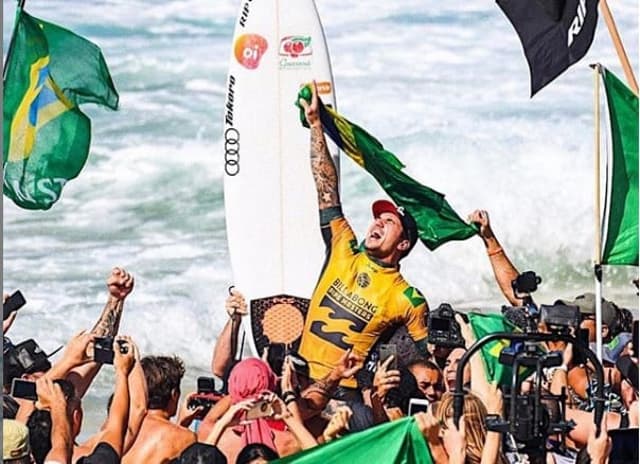 Gabriel Medina é bicampeão mundial, em Pipe