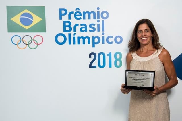 Jackie Silva exibe a placa que marcou sua entrada no Hall da Fama do esporte olímpico do Brásil (Crédito: COB)